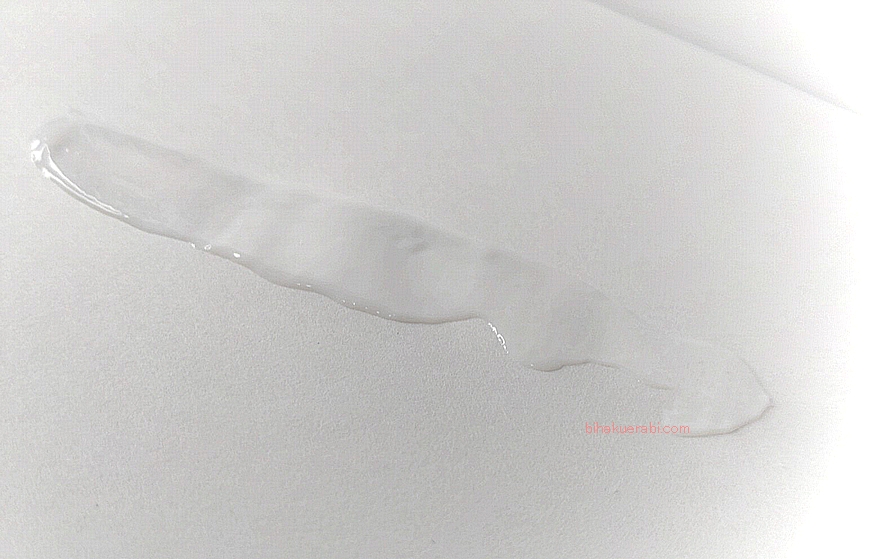 敏感肌用美白クリームを紙の上で伸ばした状態